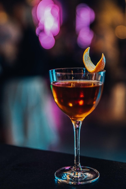 Free photo of a glass of cocktail with orange pee