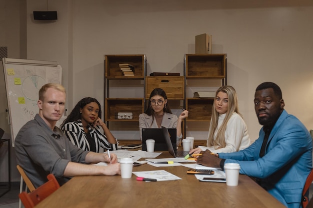 Бесплатная фотография группы людей, разрабатывающих бизнес-план в офисе