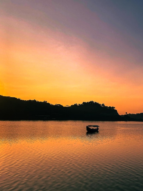 Free photo lake sunset