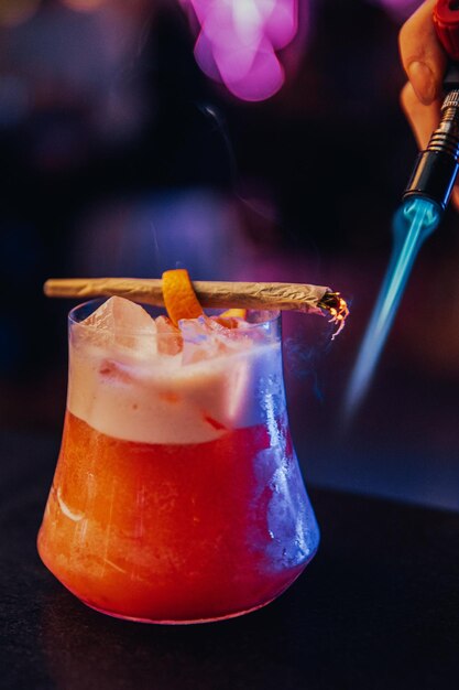 Фото Бесплатное фото стакана сливочно-апельсинового коктейля с натуральным ароматом