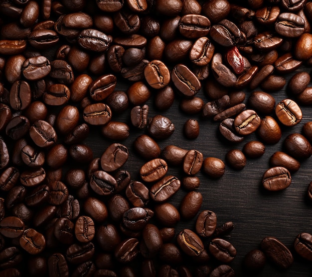 커피 콩 을 가진 커피 컵 을 무료 로 찍은 사진