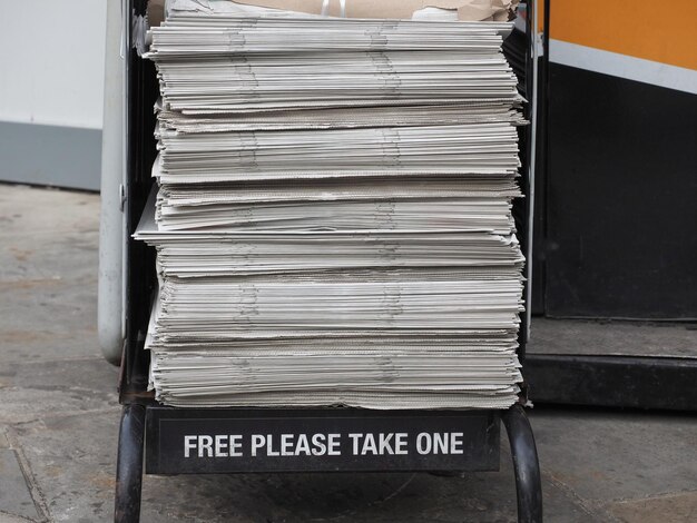 Бесплатно возьмите одну газету