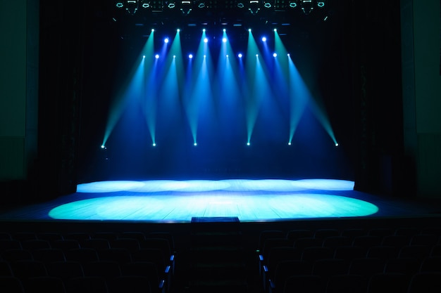 ライト、コンサートの照明器具を備えたフリーステージ。