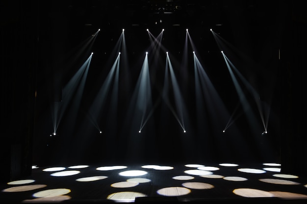 Foto palco libero con luci, dispositivi di illuminazione. spettacolo notturno.