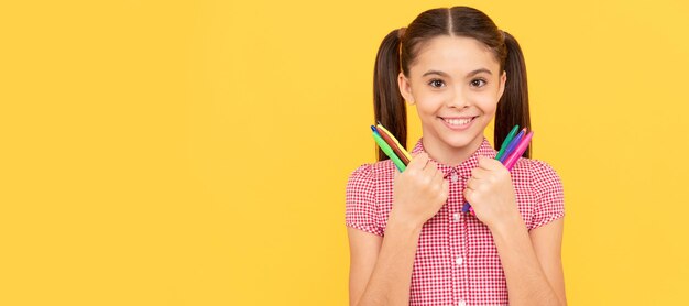 Il tempo libero consente di iniziare i compiti mente creativa ragazza adolescente felice usa pennarelli colorati banner di studentessa studentessa ritratto di allievo del bambino della scuola con spazio di copia