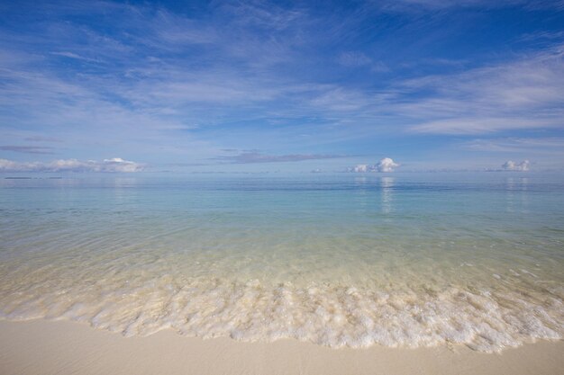 フリーダムビーチ。クローズ アップの白い砂、穏やかな青い海、晴れた空。海景の地平線。美しい海岸線
