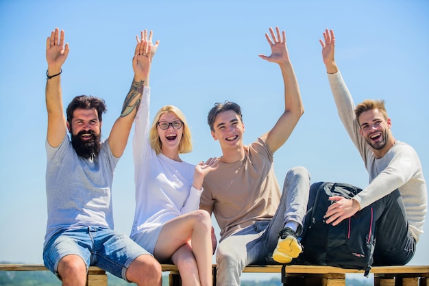 Concetto di libertà. ciao concetto. giovane e libero. successo e successo. persone allegre che comunicano. fondo del cielo di comunicazione della donna degli uomini. abilità comunicative. comunicazione umana.