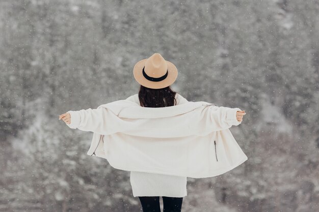 Ragazza di libertà che gode del viaggio invernale in montagna.