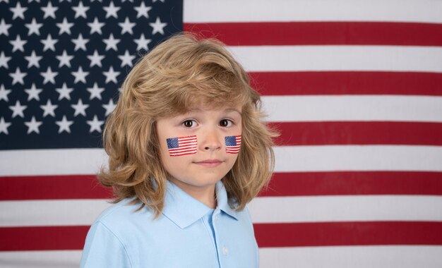 自由と独立の日7月のアメリカ合衆国のアメリカ国旗の独立の日を持つ子供の男の子