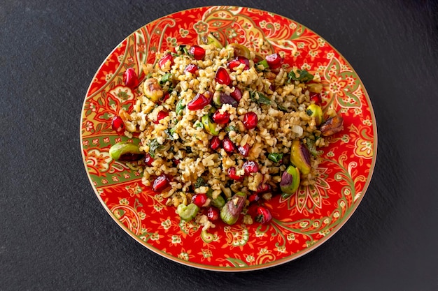 Freekeh granaatappel zaden en pistache gezonde salade Arabische Afrikaanse en Arabische traditionele keuken Kopieer ruimte Superfood concept Bovenaanzicht