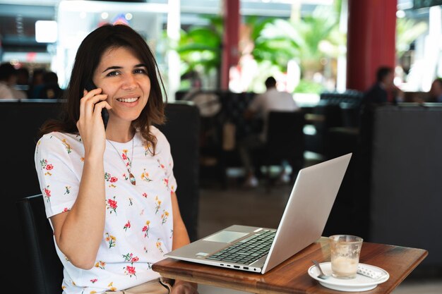 Foto concetto di freelance imprenditore o studente con una faccia sicura