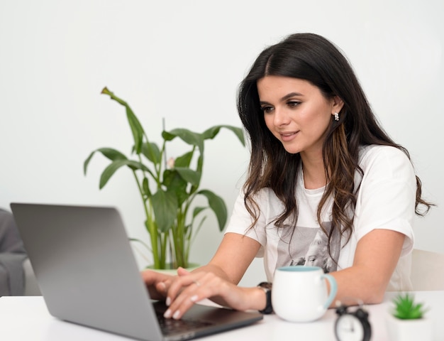 Photo freelance female working from home