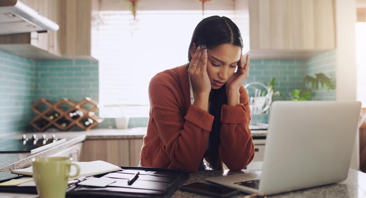 Photo freelance headache and female on laptop in kitchen frustrated anxiety and internet delay in her home remote work stress and lady freelancer with migraine 404 or online problem glitch or report