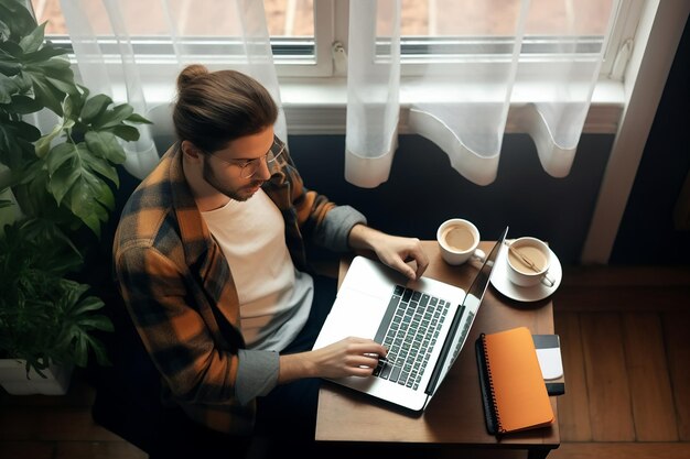 Foto uomo freelance che lavora al mattino con il portatile