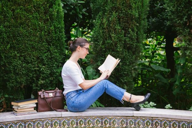 Freelance vrouw studeren aan een park