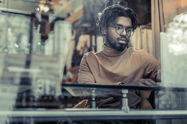 Freelance werk. attente zakenman bril tijdens het werken met de computer