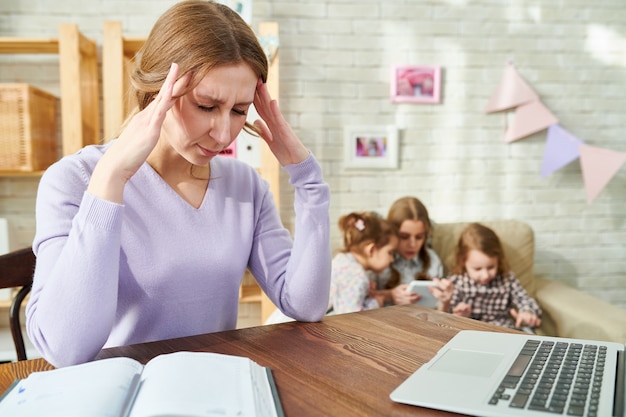 Freelance werknemer die lijdt aan hoofdpijn