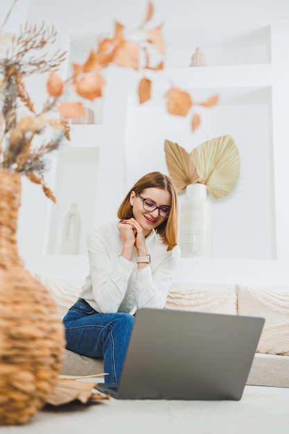 Foto lavoro freelance e attività a casa una donna lavora a distanza a casa su un computer portatile