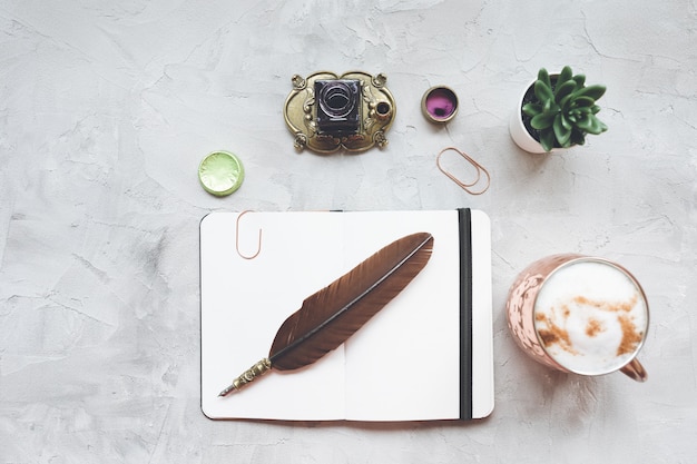 Freelance writer home office desk workspace. plat leggen, bovenaanzicht, social media held header sjabloon.