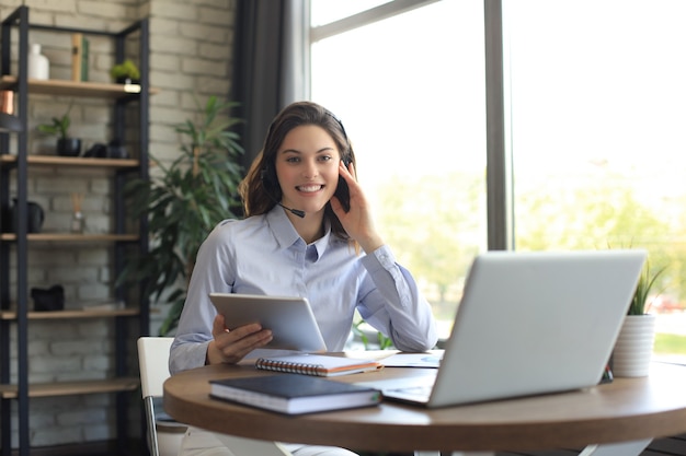 Freelance zakenvrouwen met behulp van tablet werkende videoconferentie met klant op de werkplek thuis.