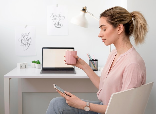 Photo freelancer busy working from home