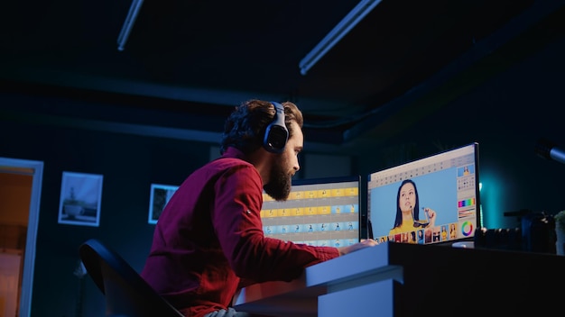 Freelancer in een appartementstudio die aan een digitaal portfolio werkt en foto's presenteert die zijn bewerkt, tilt up shot Foto-editor die de beste foto's selecteert met behulp van retouching software interface