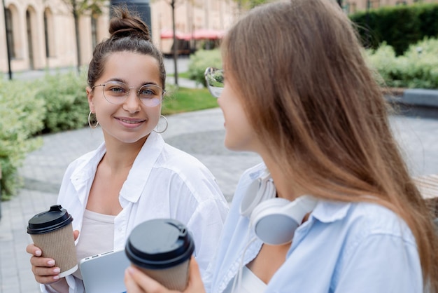 Foto freelancer in vrijetijdskleding besprak werk en koffie drinken