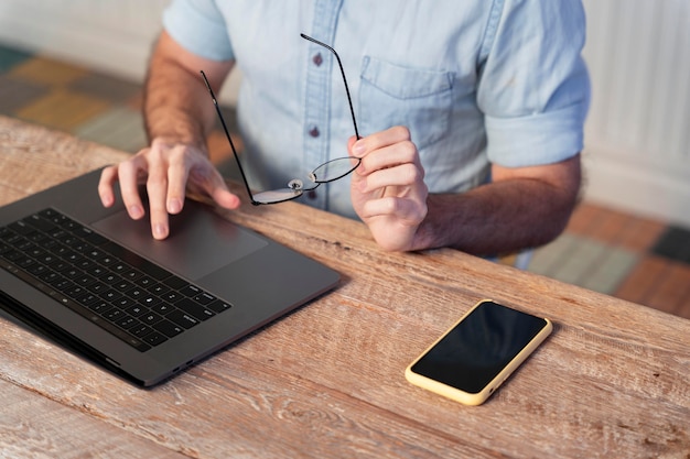 Foto libero professionista alla ricerca di nuovi progetti online con spazio di copia