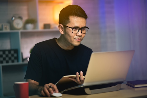 Freelancer man aan het werk met laptop op tafel, werk vanuit huis concept