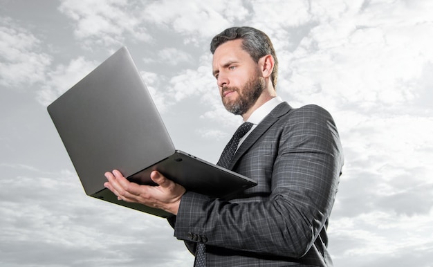 Freelancer man aan het werk op laptop buiten freelancer man met laptop in pak