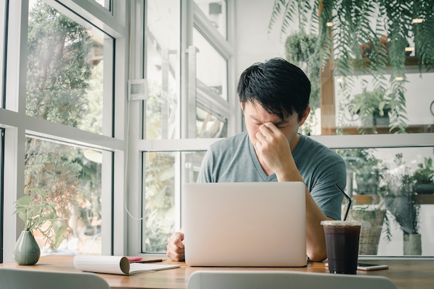 Freelancer man werkt online bij hem thuis.