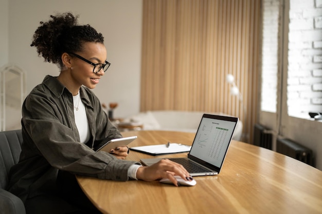 Freelancer met bril vrouw werkt opstarten in coworking-ruimte op kantoor maakt gebruik van laptopcomputer