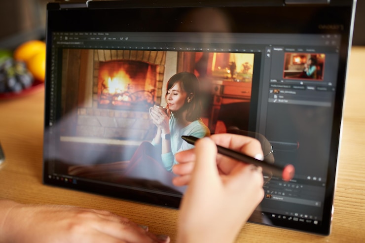 Foto freelancer retoucher vrouw werkt op een convertible laptop met foto-editing software met behulp van stylus fotograaf of ontwerper digitale beeldverwerking 2 in 1 met touchscreen in tentmodus