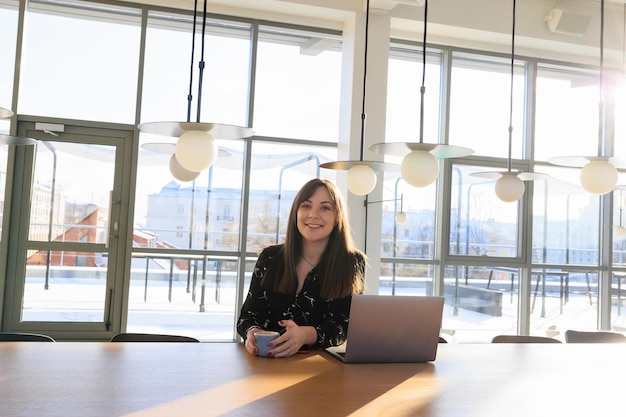 Freelancer's werkdag een jonge vrouw in een café