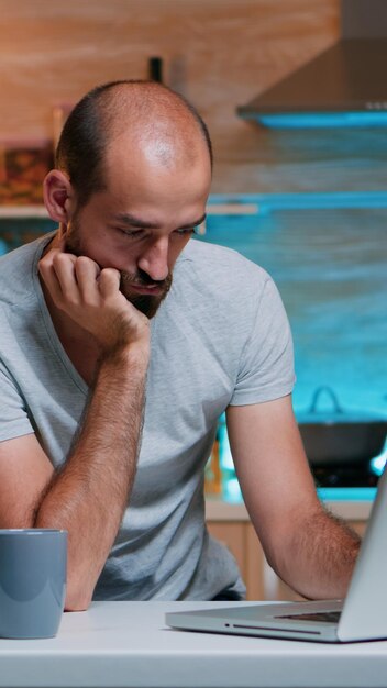 Foto freelancer stressato dal sovraccarico di lavoro che si addormenta