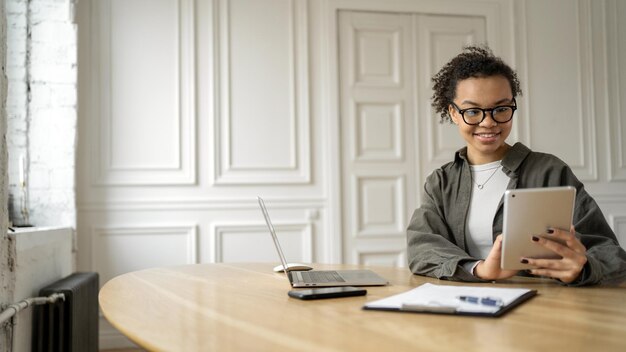 Freelancer-werkplekvrouw gebruikt laptopcomputerrapport in bedrijfskantoor Designer