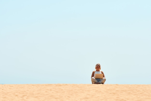 Freelancer Woman Work op Laptop in Minimal Desert