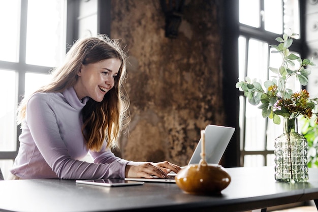 Photo a freelancer woman works in a hotel uses a laptop computer workplace