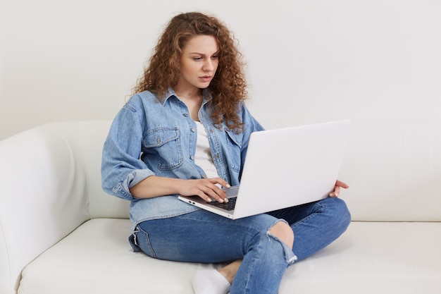 Freelancervrouw die thuis met laptop werken