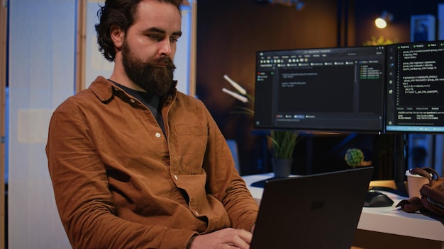 フリーランスのコンピューターサイエンティストが自宅のオフィスで仕事を始める