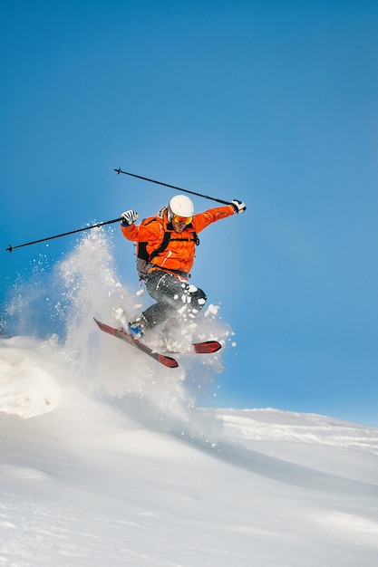 Лыжник-фрирайдер прыгает в глубокий снег
