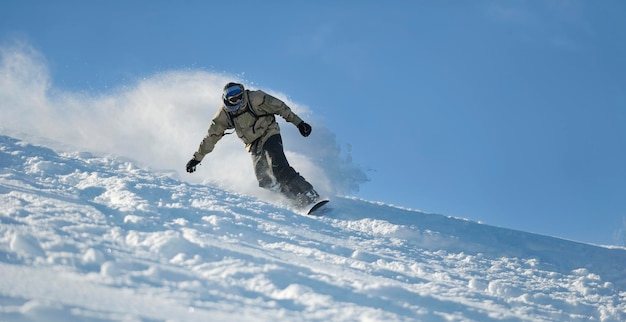 freestyle snowboarder springen en rijden