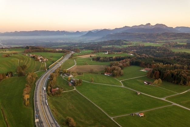 Foto autostrada senza pedaggio in una zona rurale.