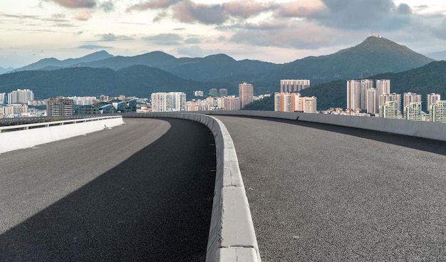 高速道路のスカイラインと金融街の近代的な建物