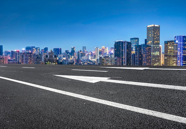 高速道路のスカイラインと金融街の近代的な建物