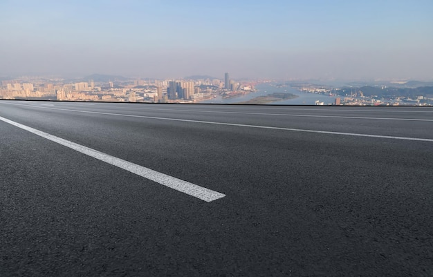 高速道路のスカイラインと金融街の近代的な建物