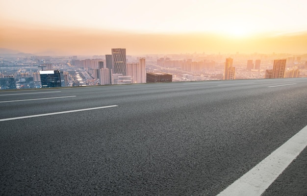 Orizzonte dell'autostrada e edifici moderni del distretto finanziario