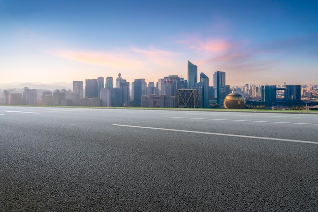 高速道路のスカイラインと金融街の近代的な建物