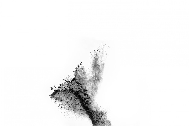 Foto congelare il movimento di polvere nera che esplode o lancia polvere nera.