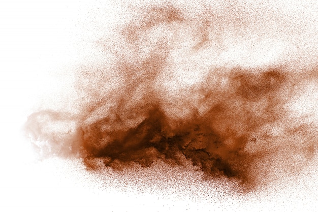 Movimento congelato di esplosione di polvere marrone. Foto Premium